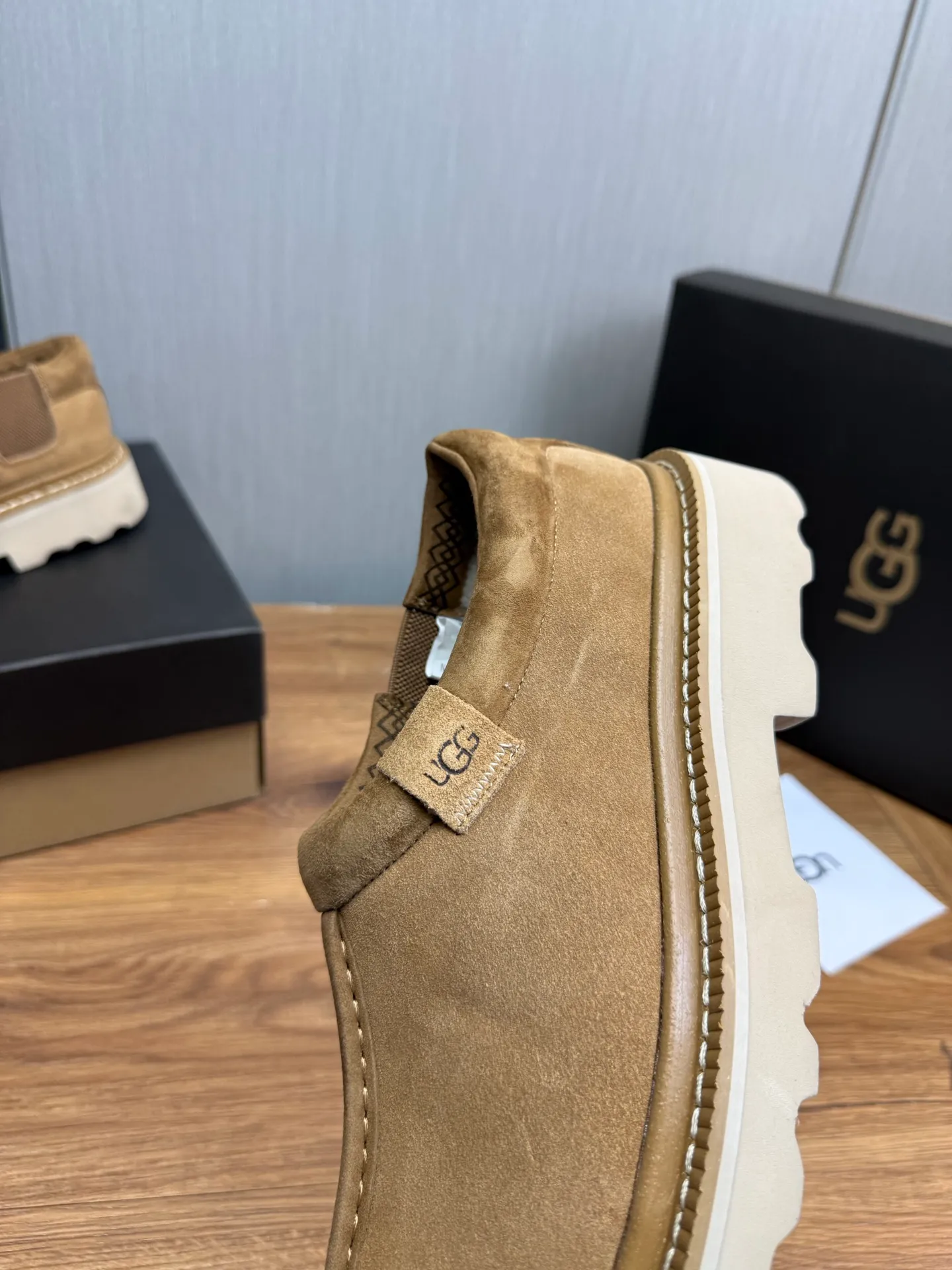 Men's shoes 💰560💰 New UGG fur integrated men's simple and fashionable snow boots. The most worth buying at the end of this year are warm casual shoes. Whether you are out and about at home, their comfortable and warm performance will be your most suitable fashion companion! The material is cowhide upper and imported wool is used inside. Warm and comfortable! The eva+ rubber patch outsole is cushioned, non-slip and wear-resistant, and has good elasticity. It is light and wear-resistant, comfortable and soft, and the new simple cut is more fashionable. It has both practicality and fashion sense, so you no longer have to worry about how to match it in winter, while still maintaining your fashionable taste. High-quality genuine wool. Look at the details for the material! Size: 39-40-41-42-43-44-44 sneaker size